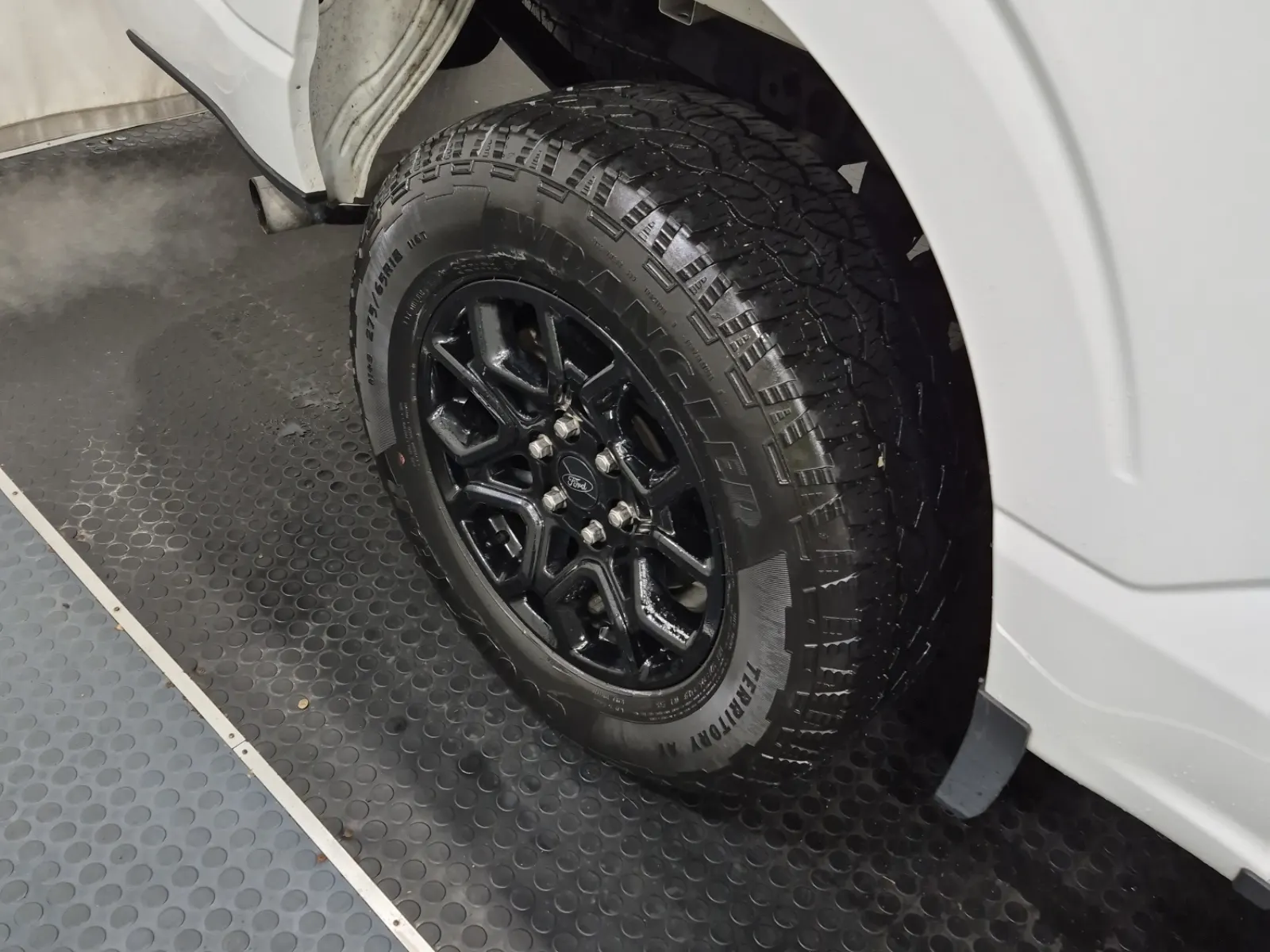 Right Rear Wheel/Tire Photo