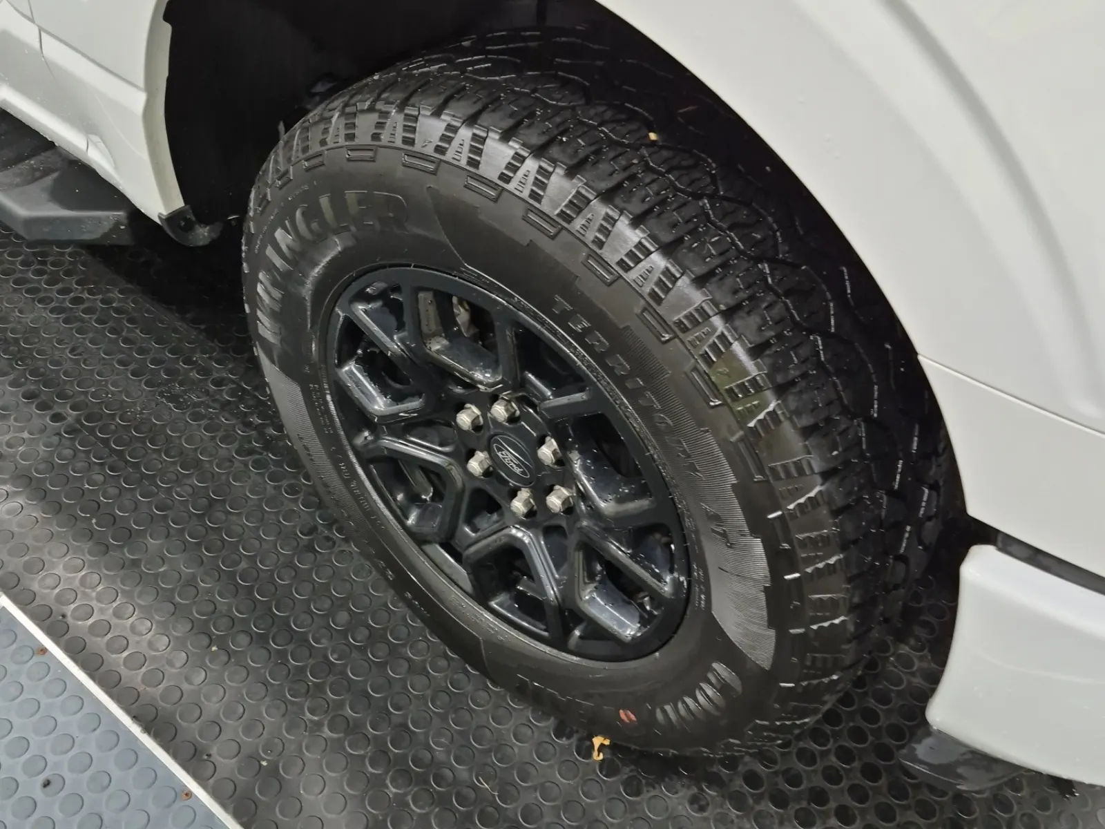 Right Front Wheel/Tire Photo