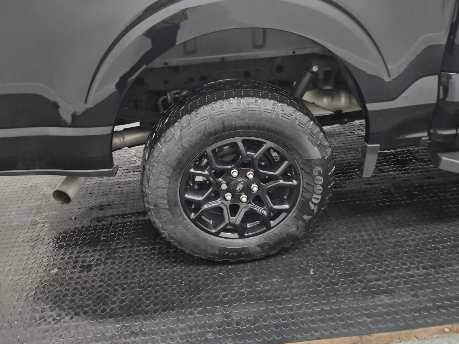 Right Rear Wheel/Tire Photo