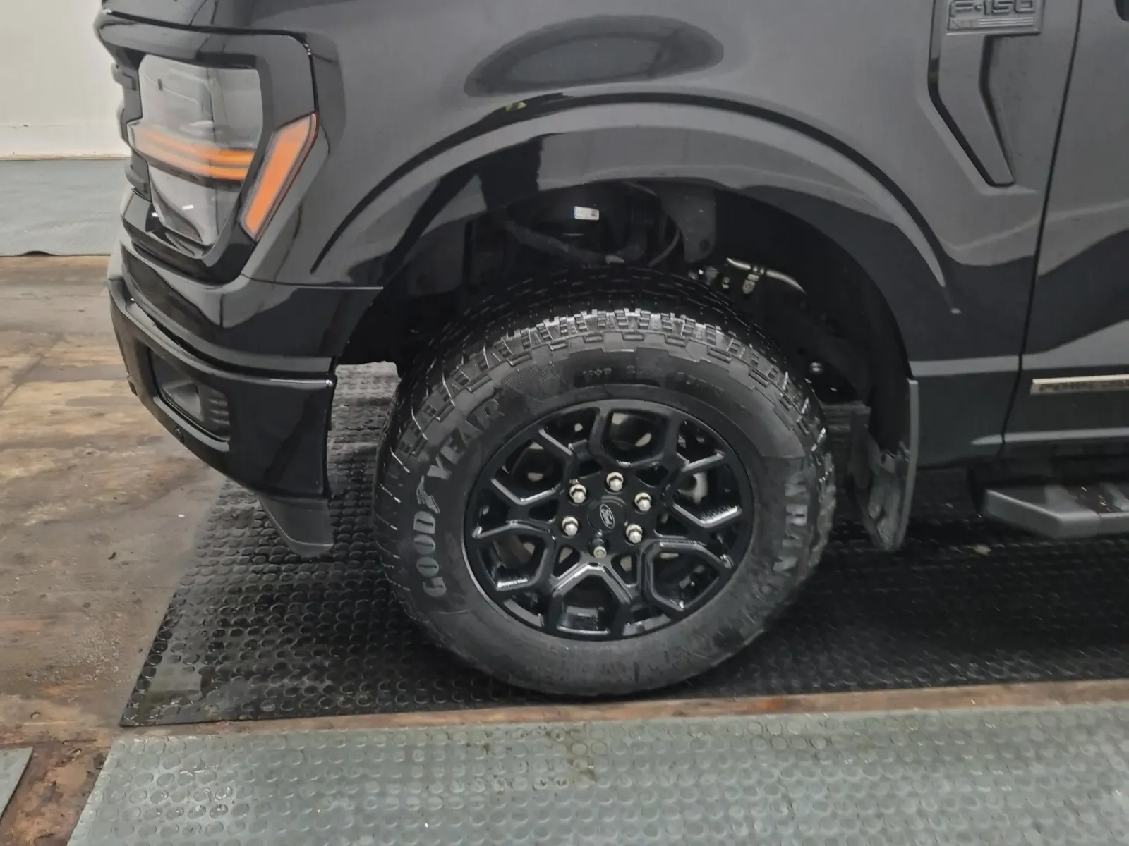 Front driver wheel/tire photo