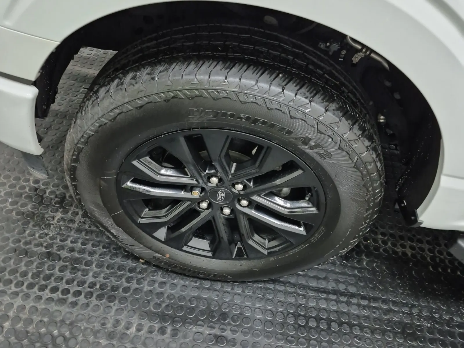 Front driver wheel/tire photo