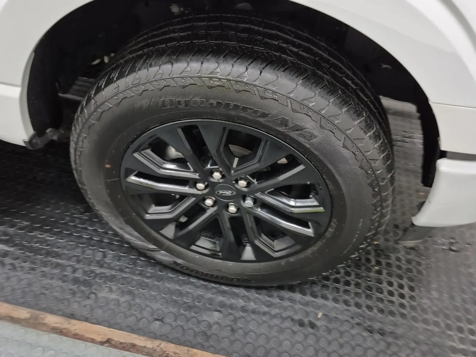 Right Front Wheel/Tire Photo