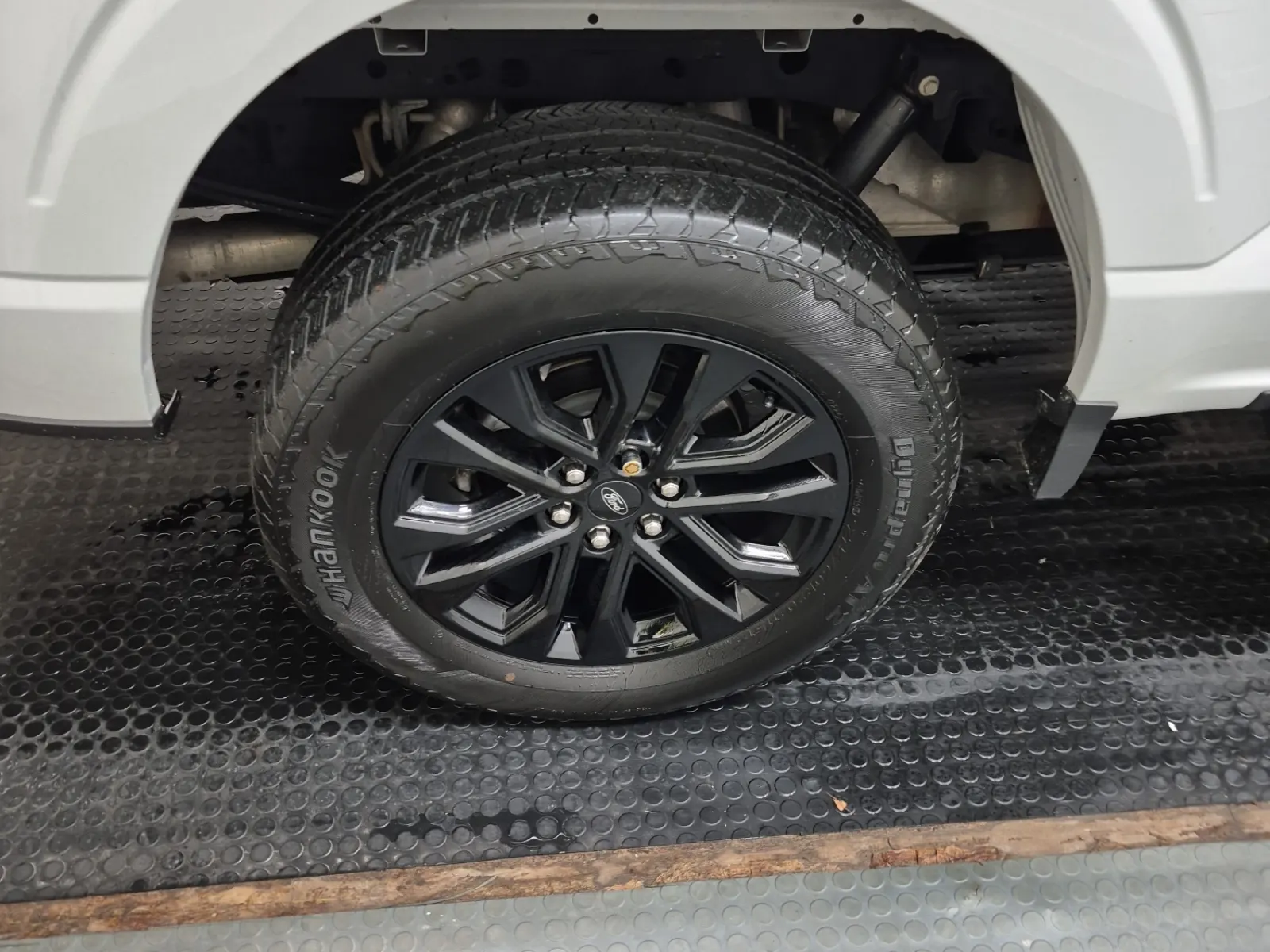 Right Rear Wheel/Tire Photo