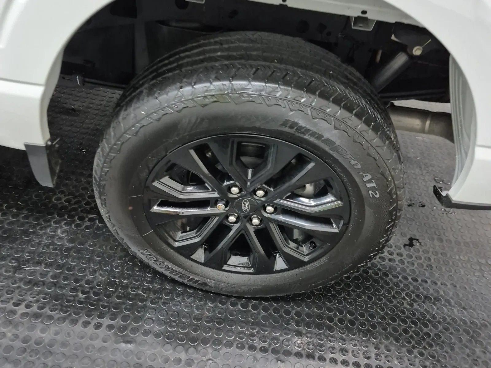 Left Rear Wheel/Tire Photo