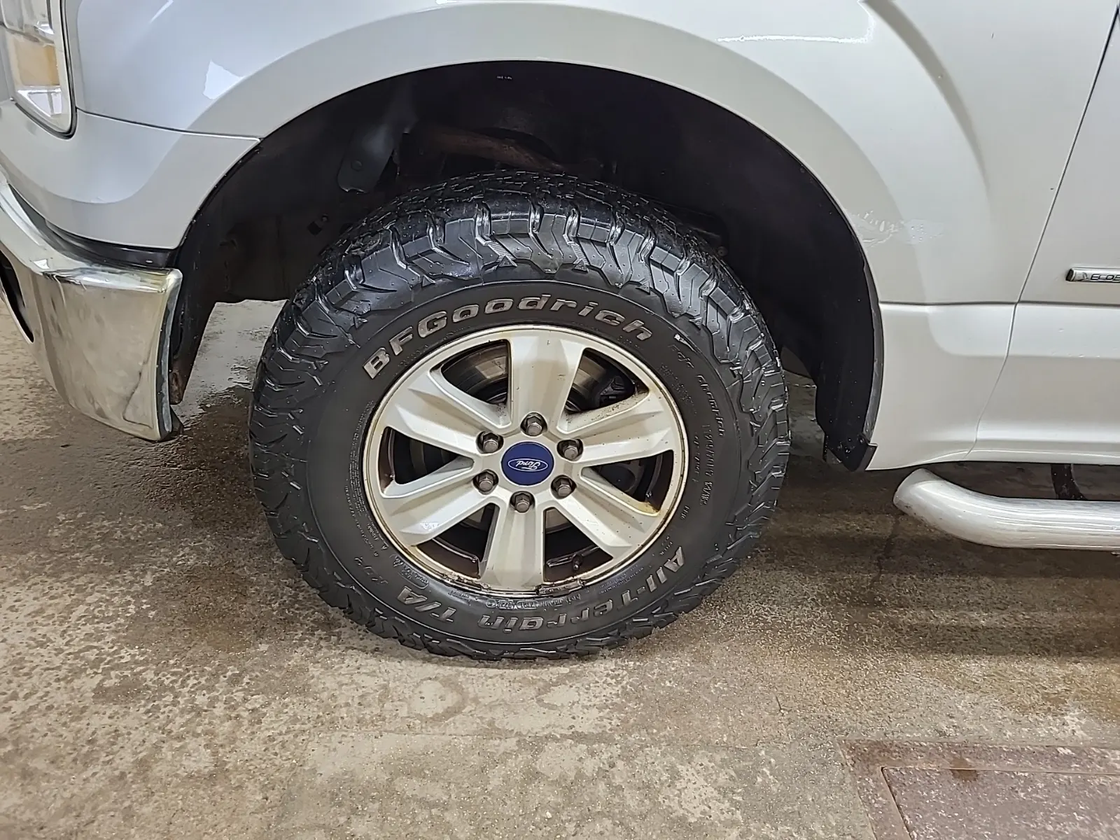 Front driver wheel/tire photo