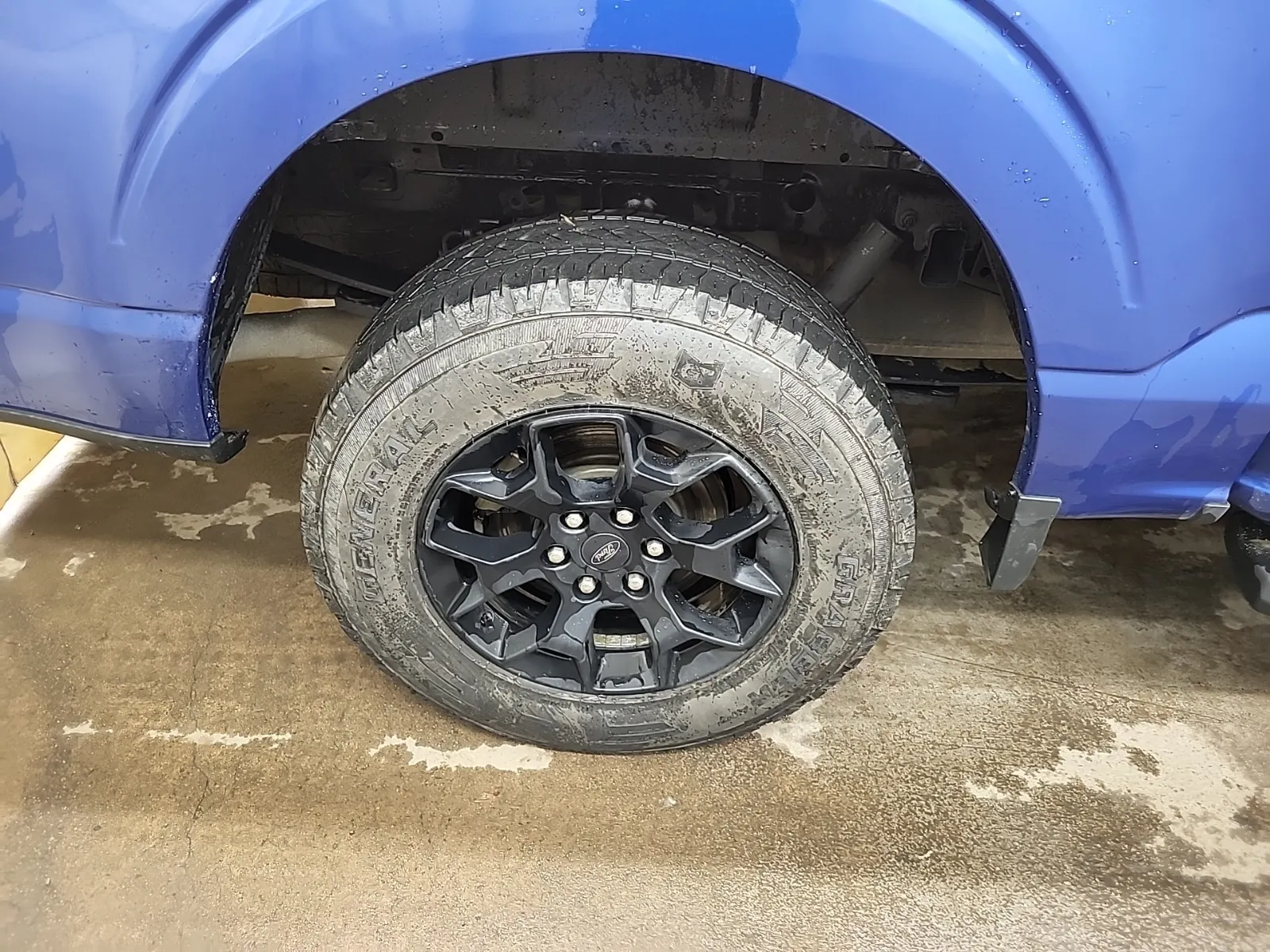 Right Rear Wheel/Tire Photo