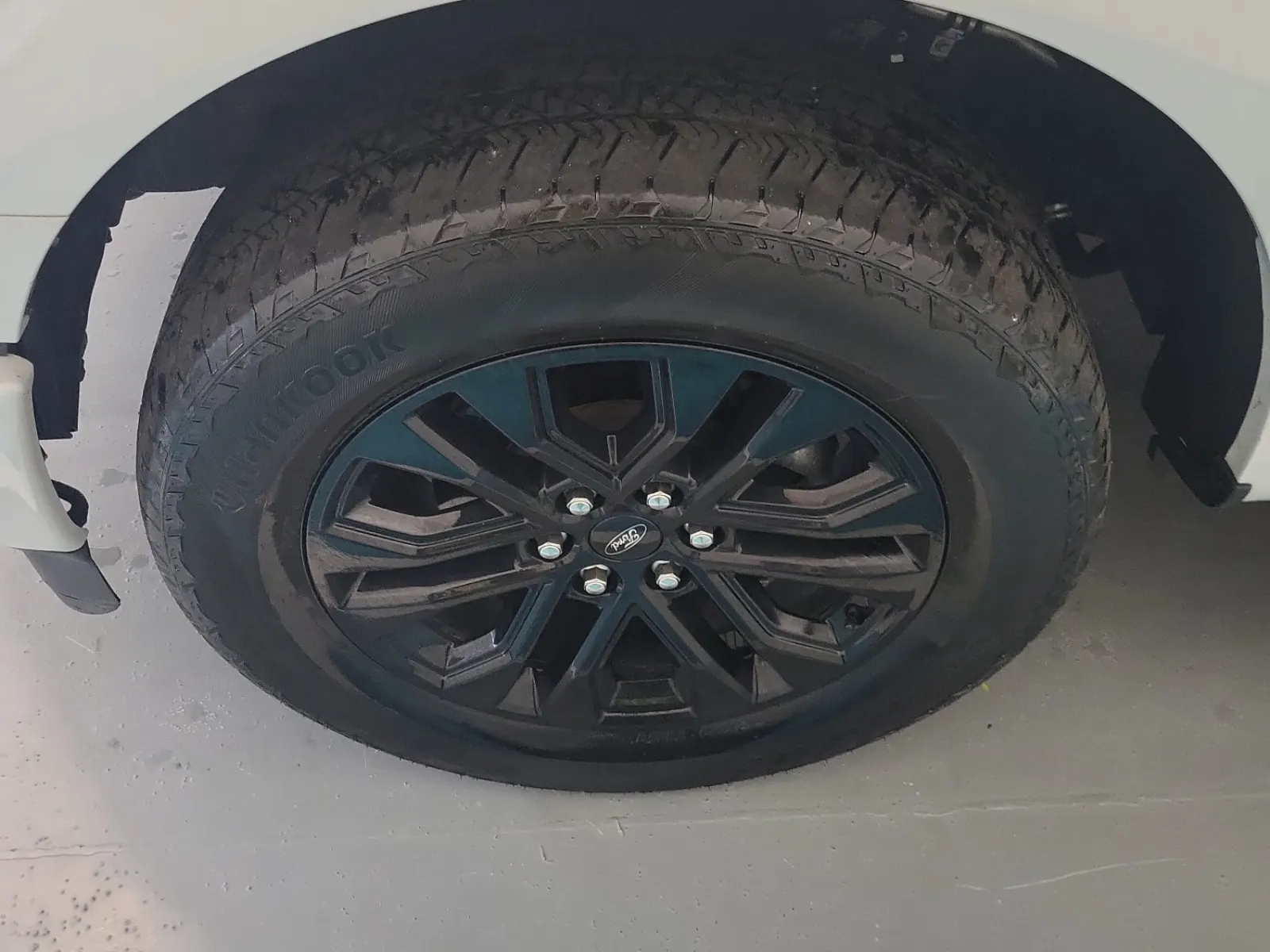 Front driver wheel/tire photo