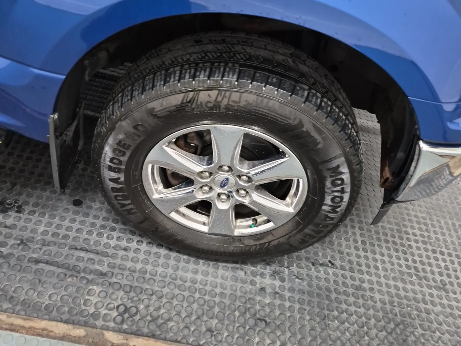 Right Front Wheel/Tire Photo