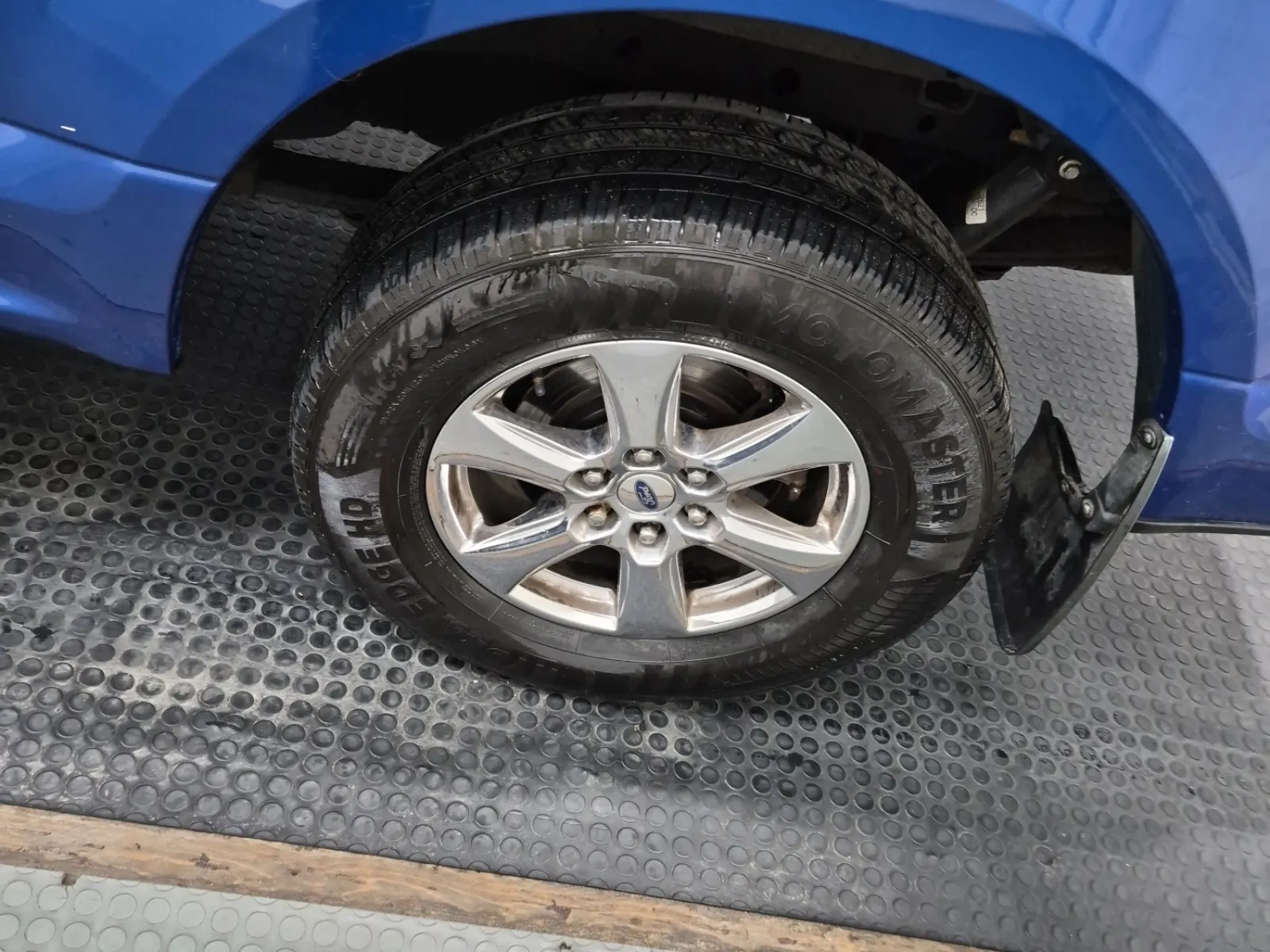 Left Rear Wheel/Tire Photo