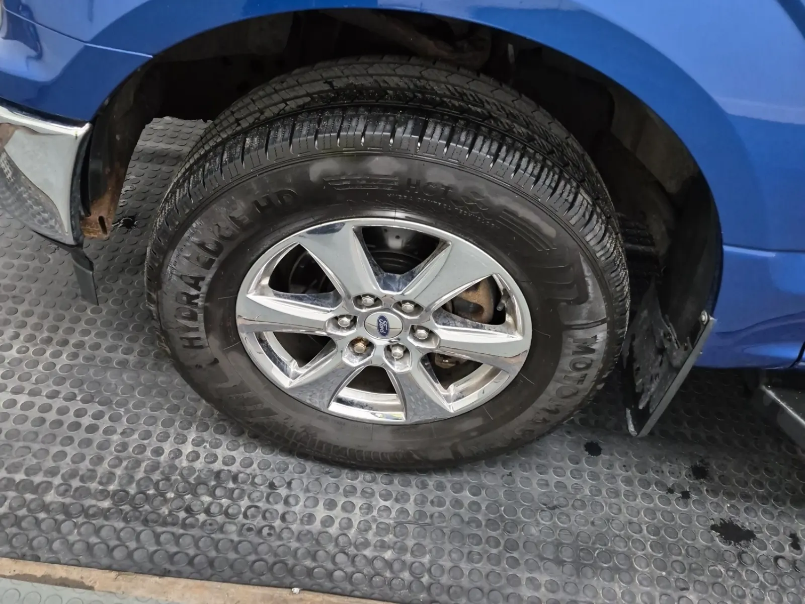 Front driver wheel/tire photo
