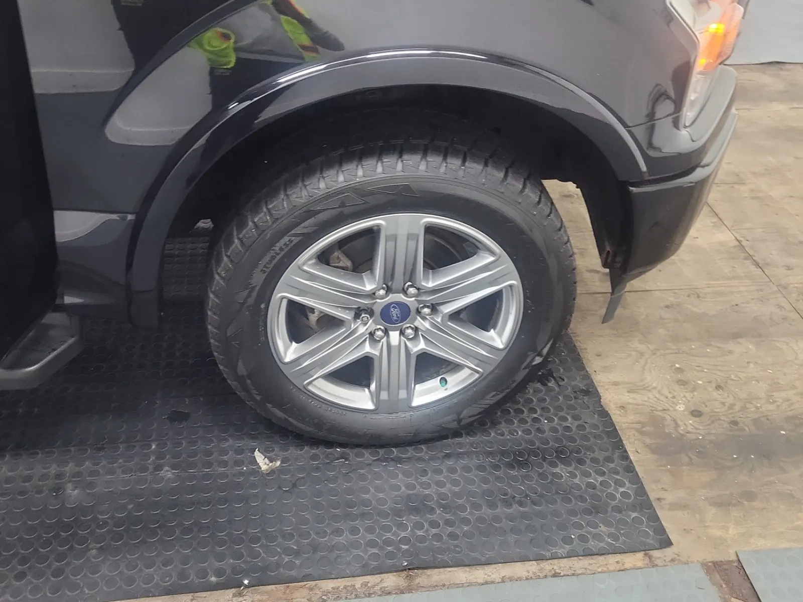 Right Front Wheel/Tire Photo