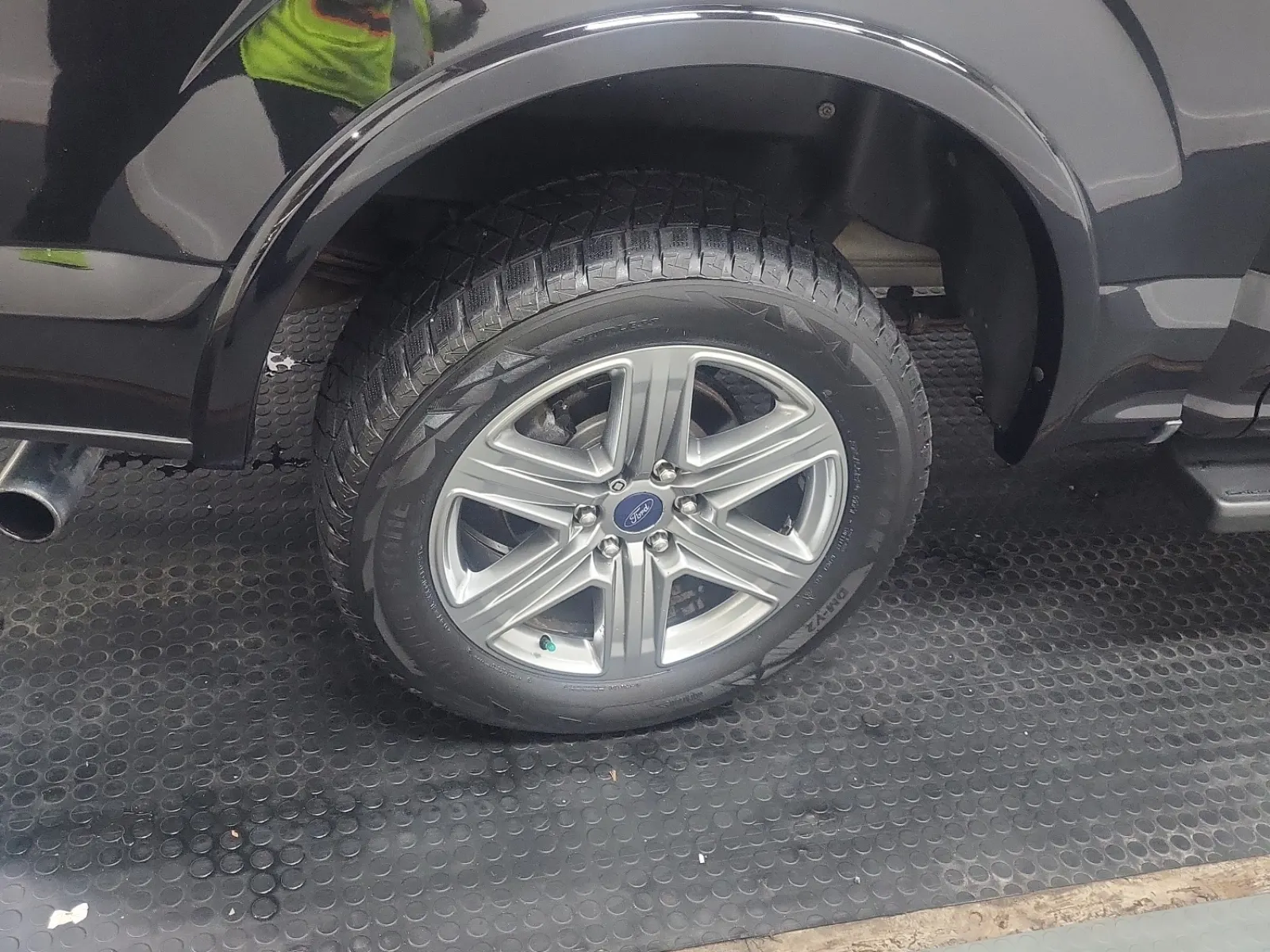 Right Rear Wheel/Tire Photo