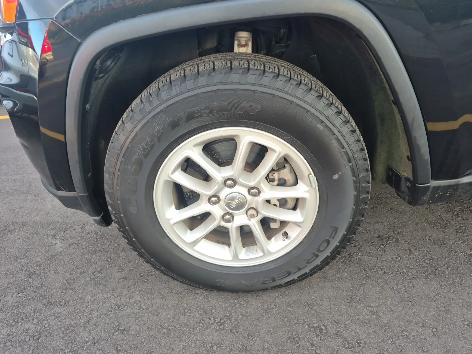 Front driver wheel/tire photo