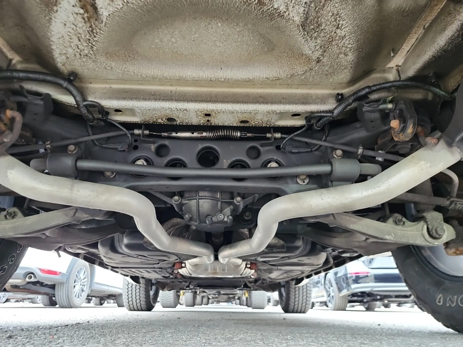 Undercarriage - Rear Photo