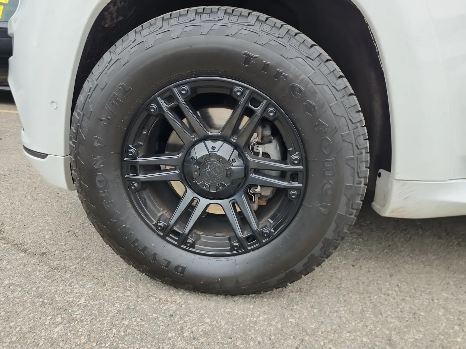 Front driver wheel/tire photo