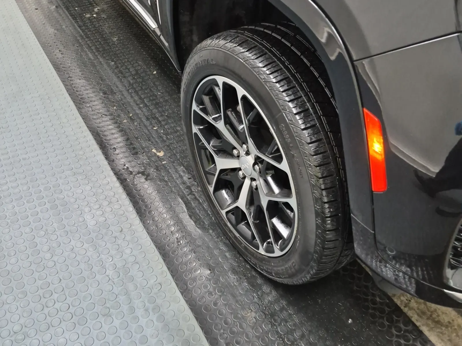 Right Front Wheel/Tire Photo