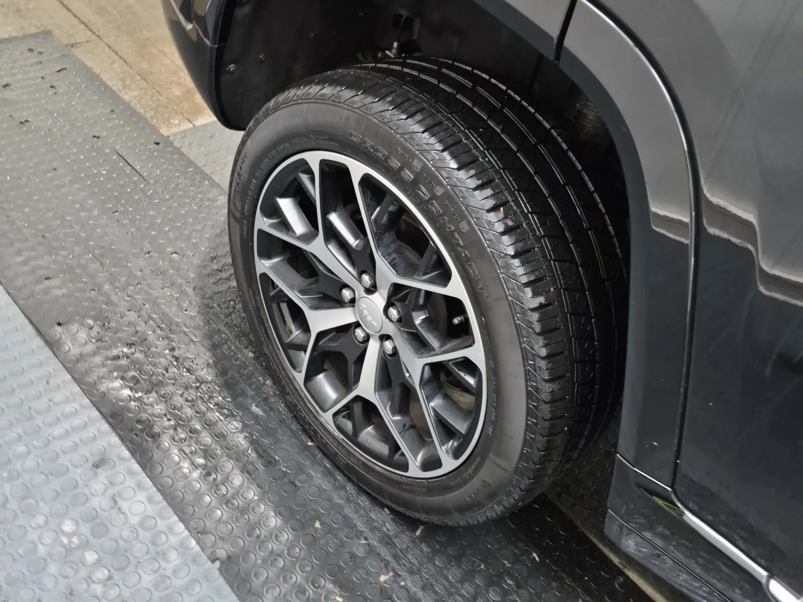Right Rear Wheel/Tire Photo