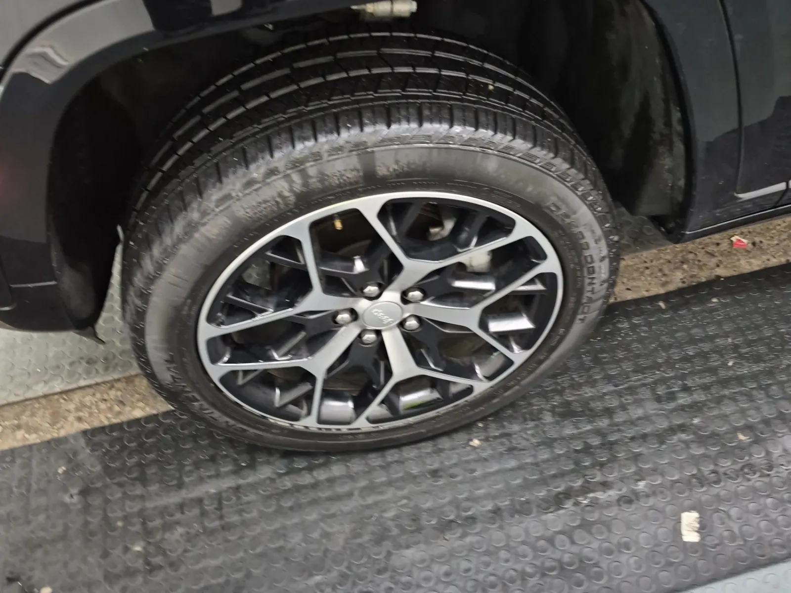Front driver wheel/tire photo