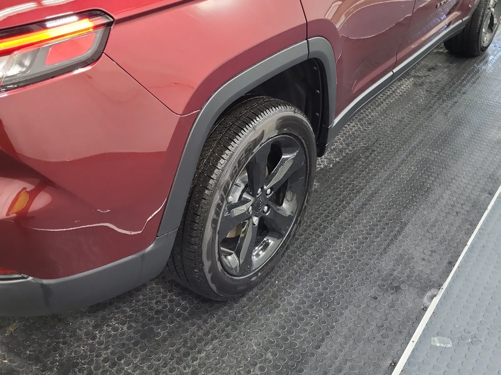 Right Rear Wheel/Tire Photo