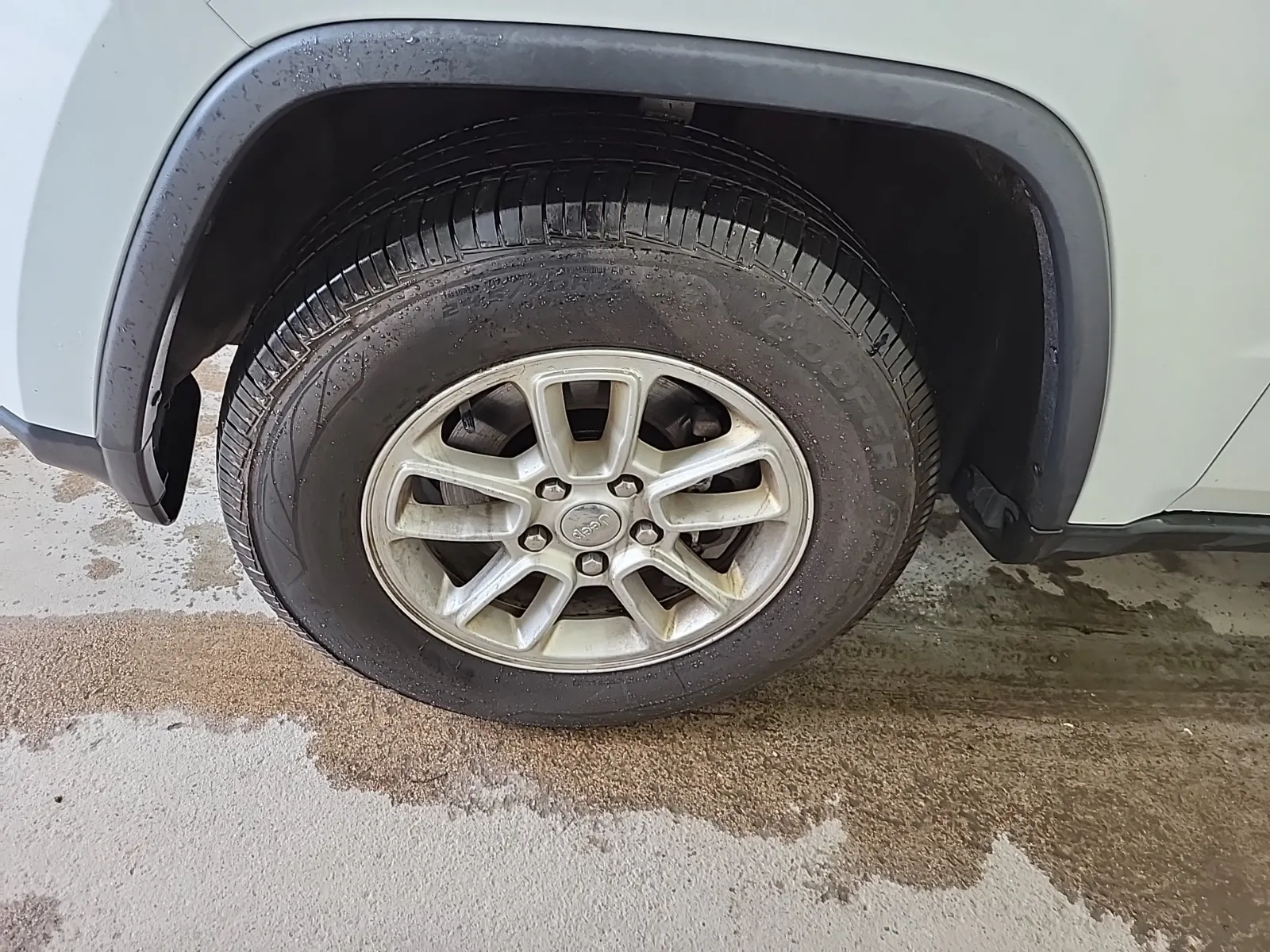 Front driver wheel/tire photo