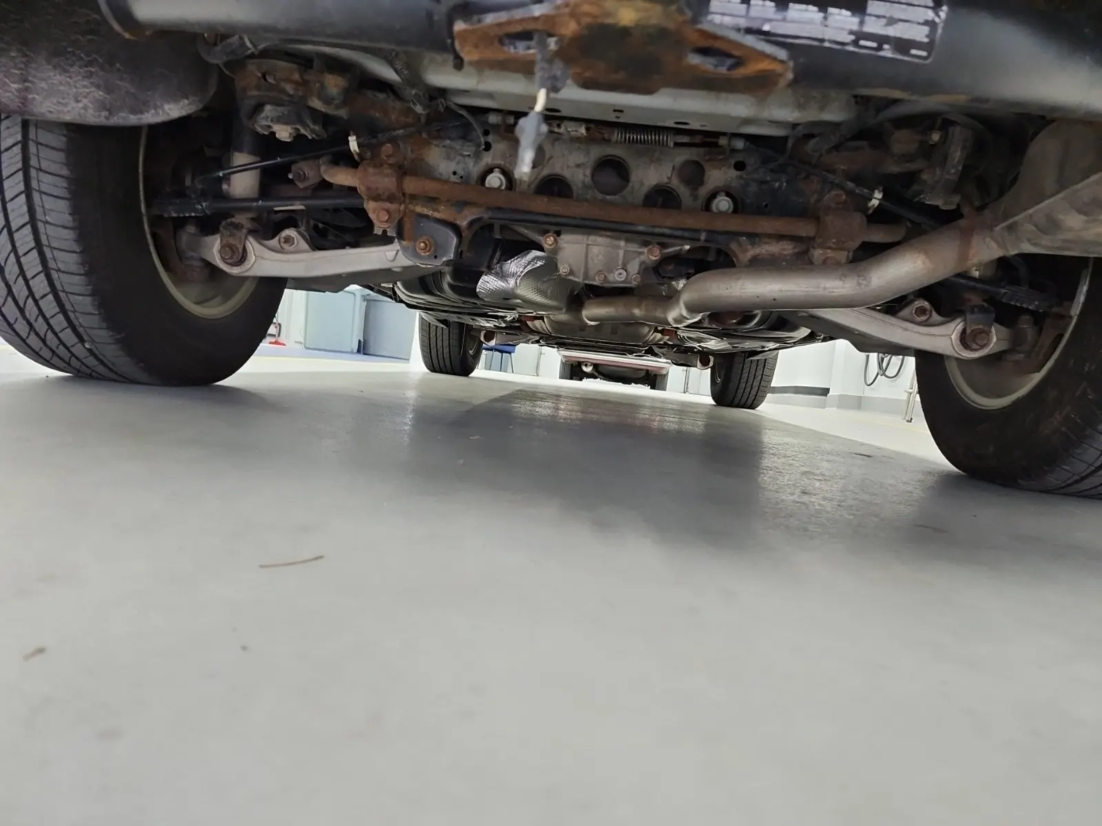 Undercarriage - Rear Photo