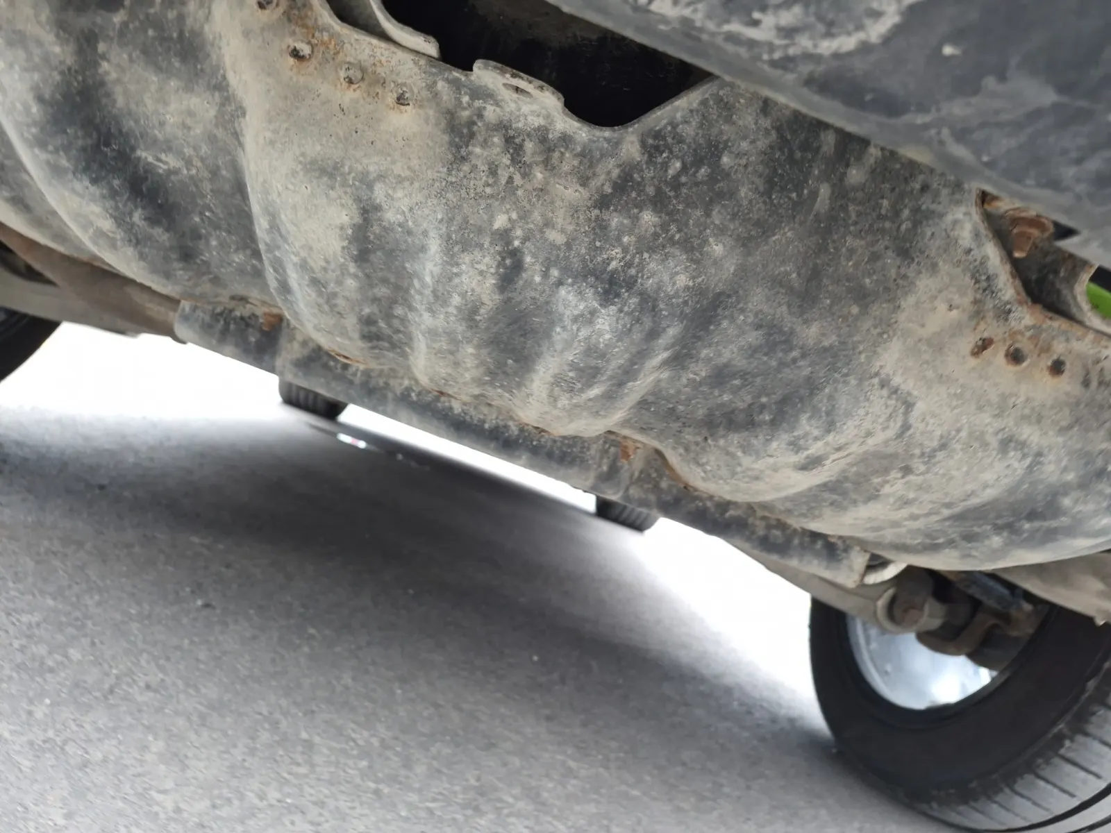 Undercarriage - Rear Photo