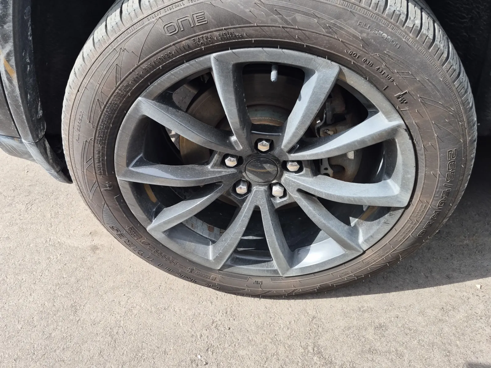 Front driver wheel/tire photo