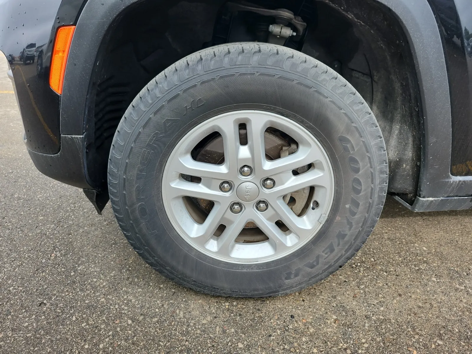 Front driver wheel/tire photo