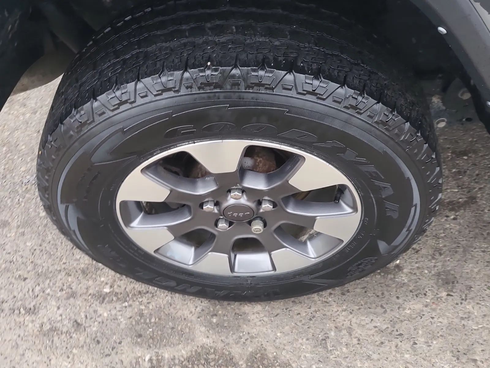 Right Rear Wheel/Tire Photo