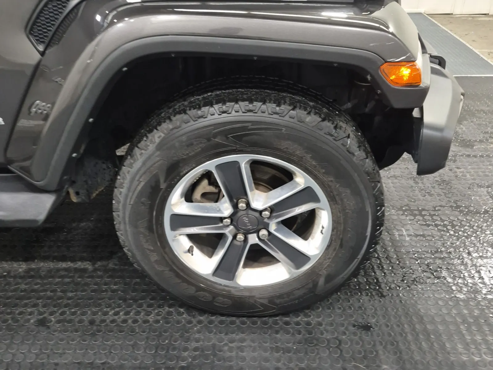 Right Front Wheel/Tire Photo