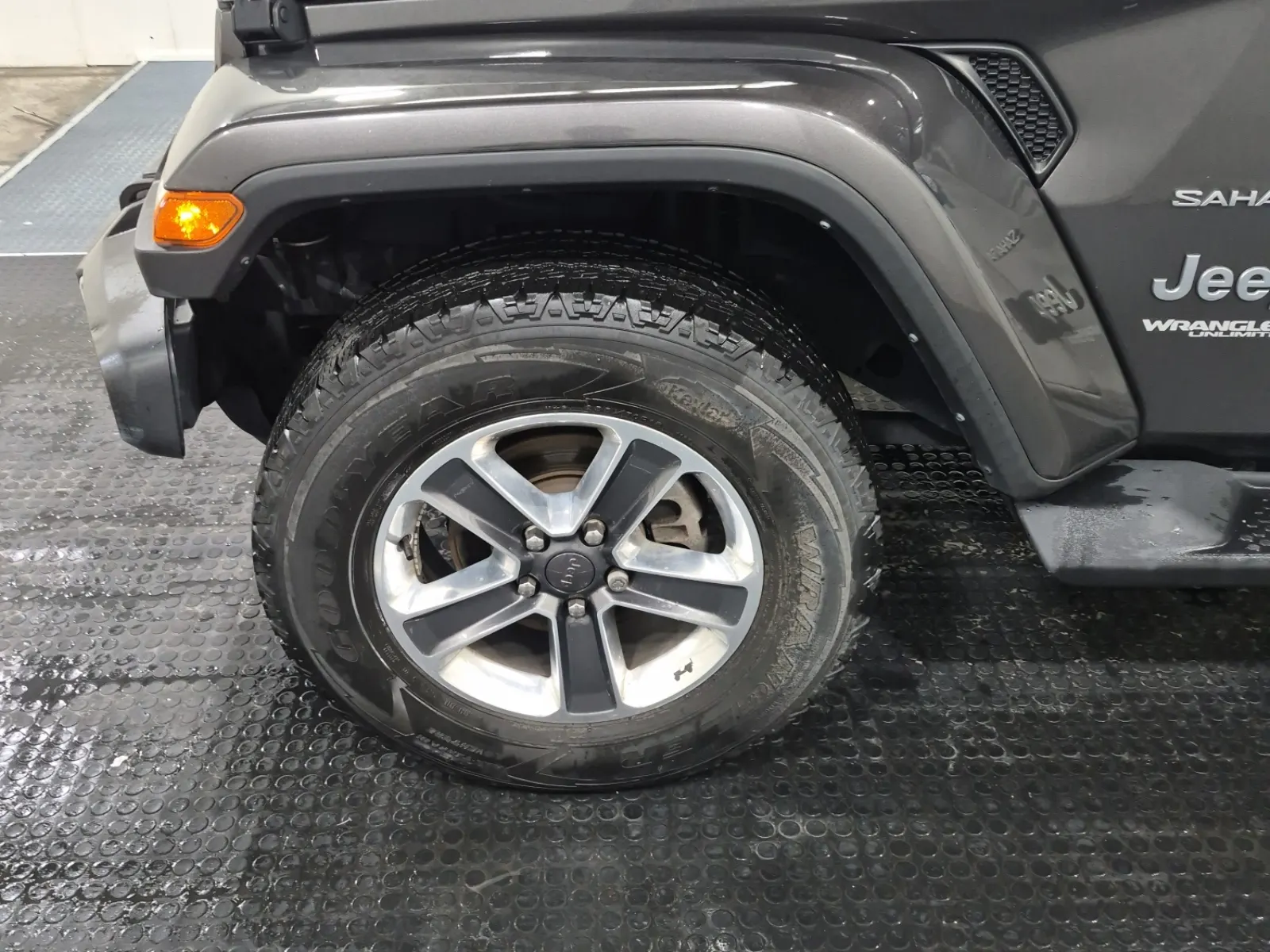 Front driver wheel/tire photo