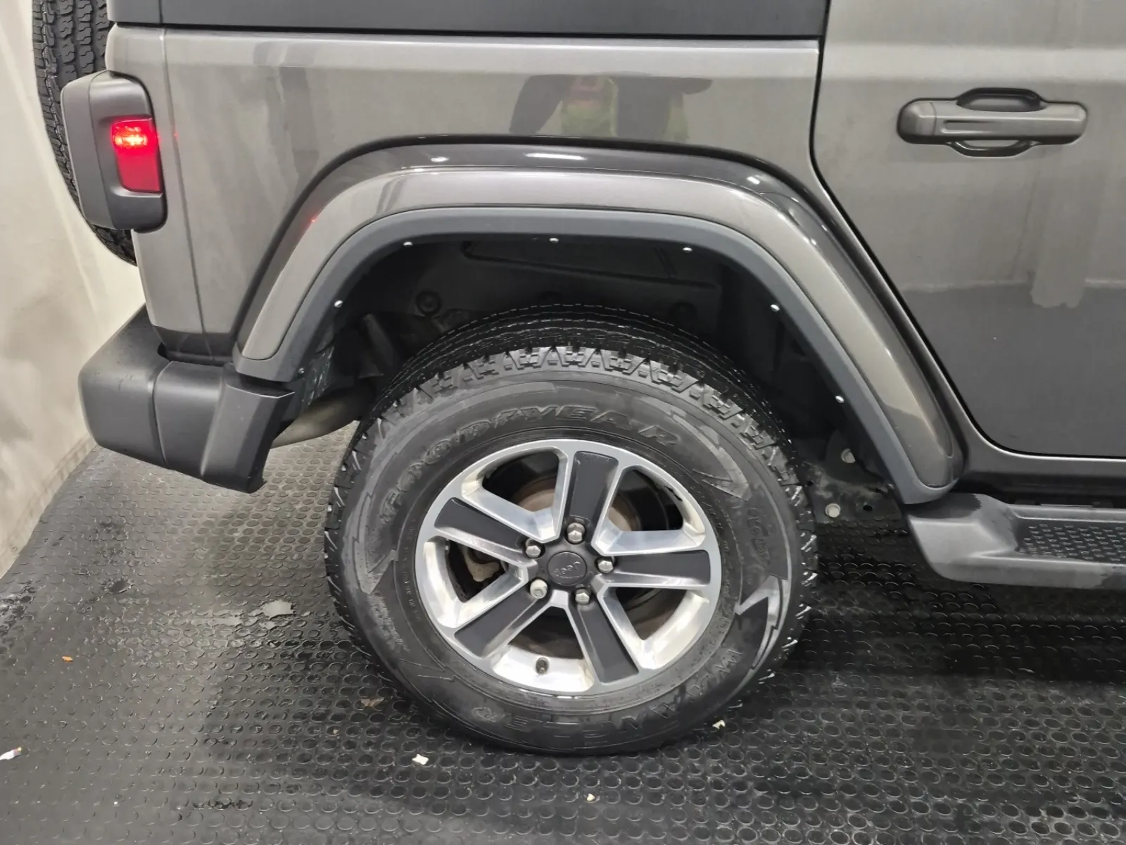 Right Rear Wheel/Tire Photo