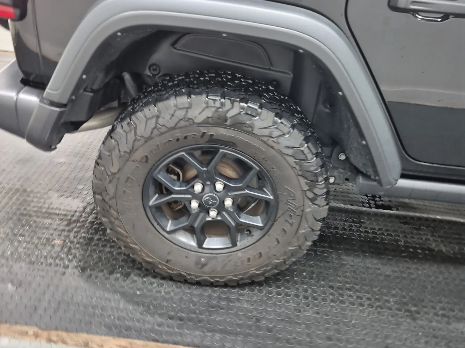 Right Rear Wheel/Tire Photo