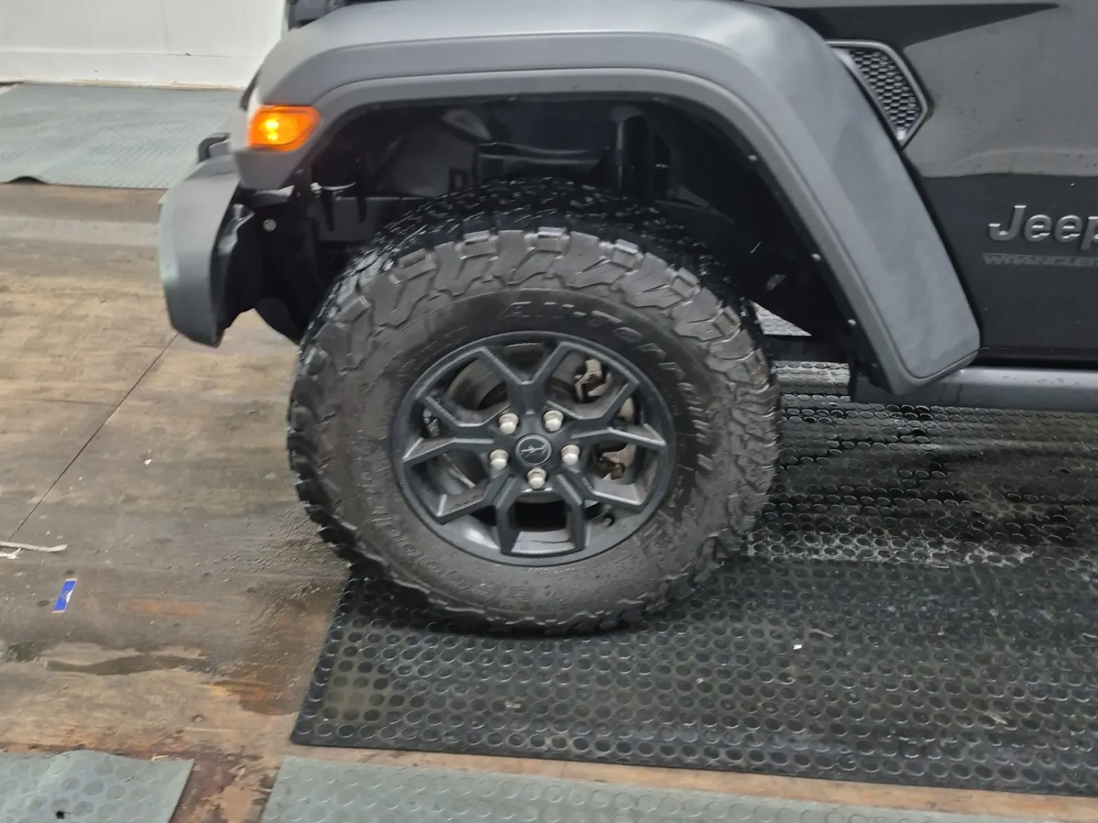 Front driver wheel/tire photo