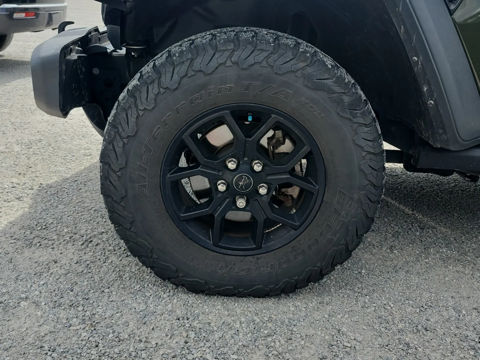 Front driver wheel/tire photo