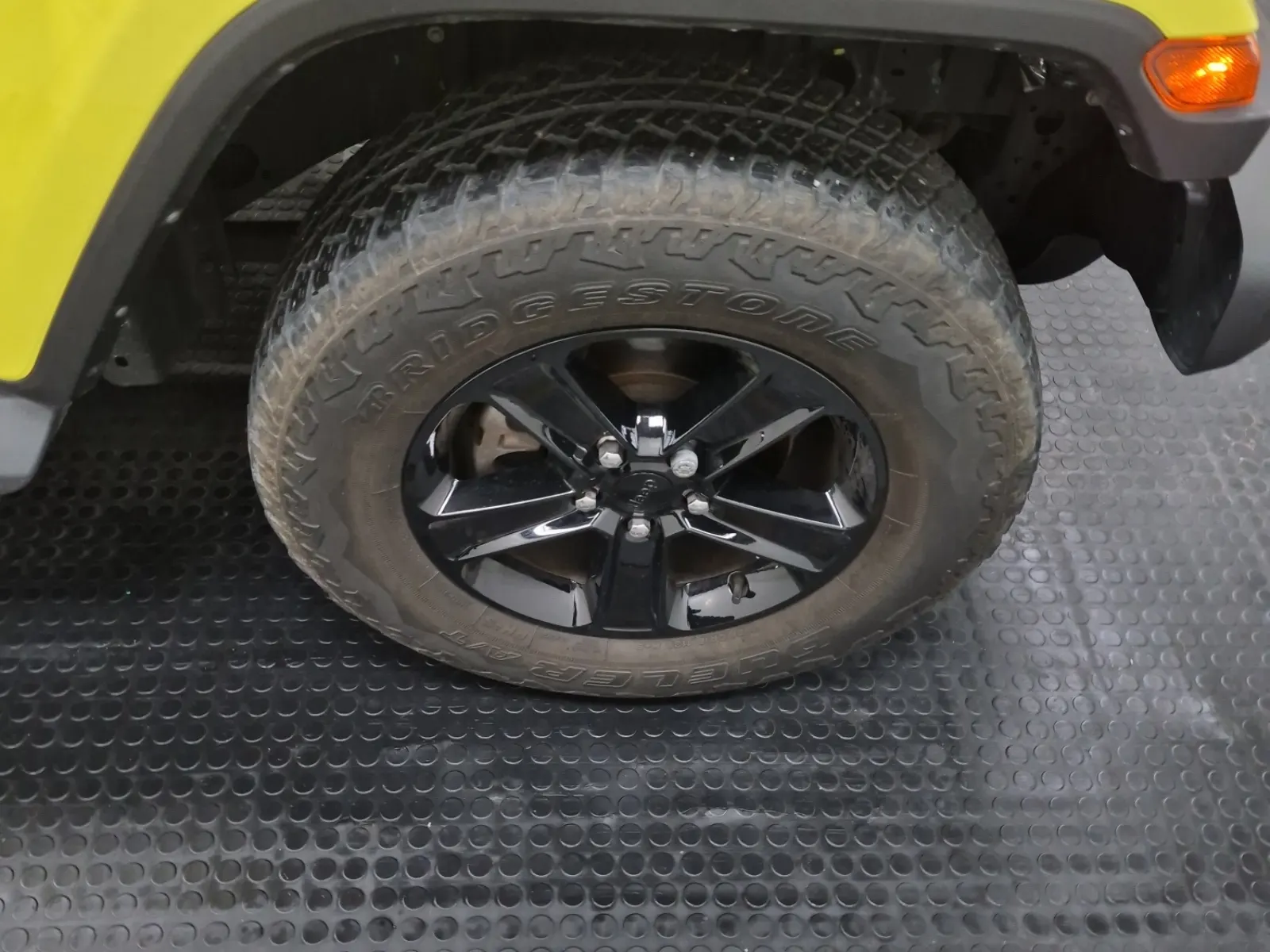 Right Front Wheel/Tire Photo