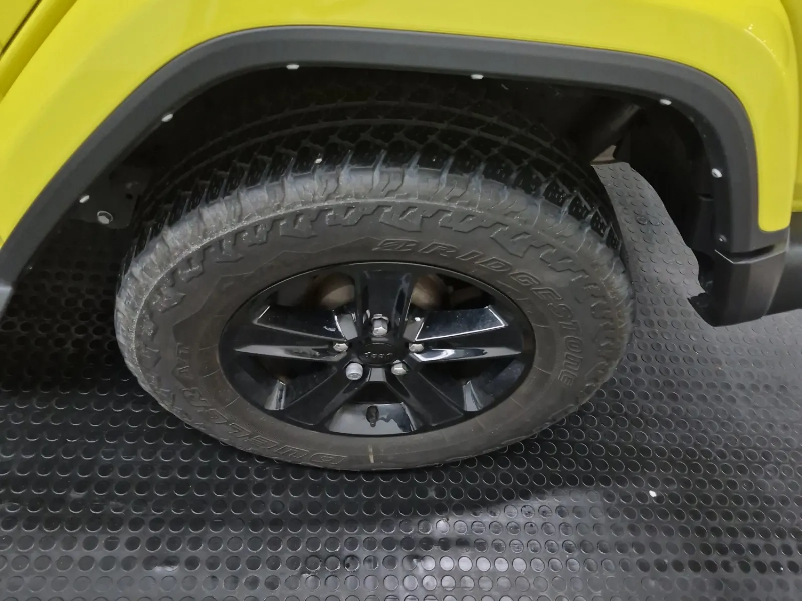 Left Rear Wheel/Tire Photo