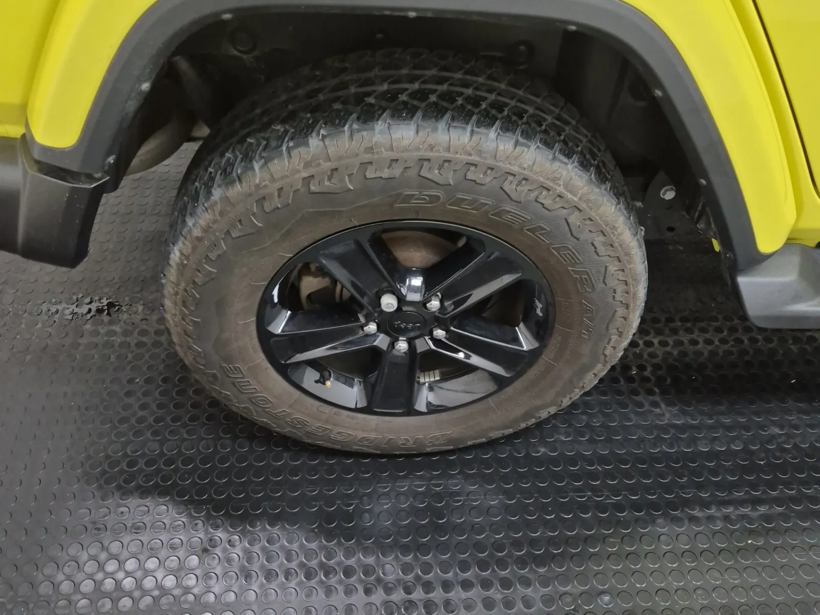 Right Rear Wheel/Tire Photo