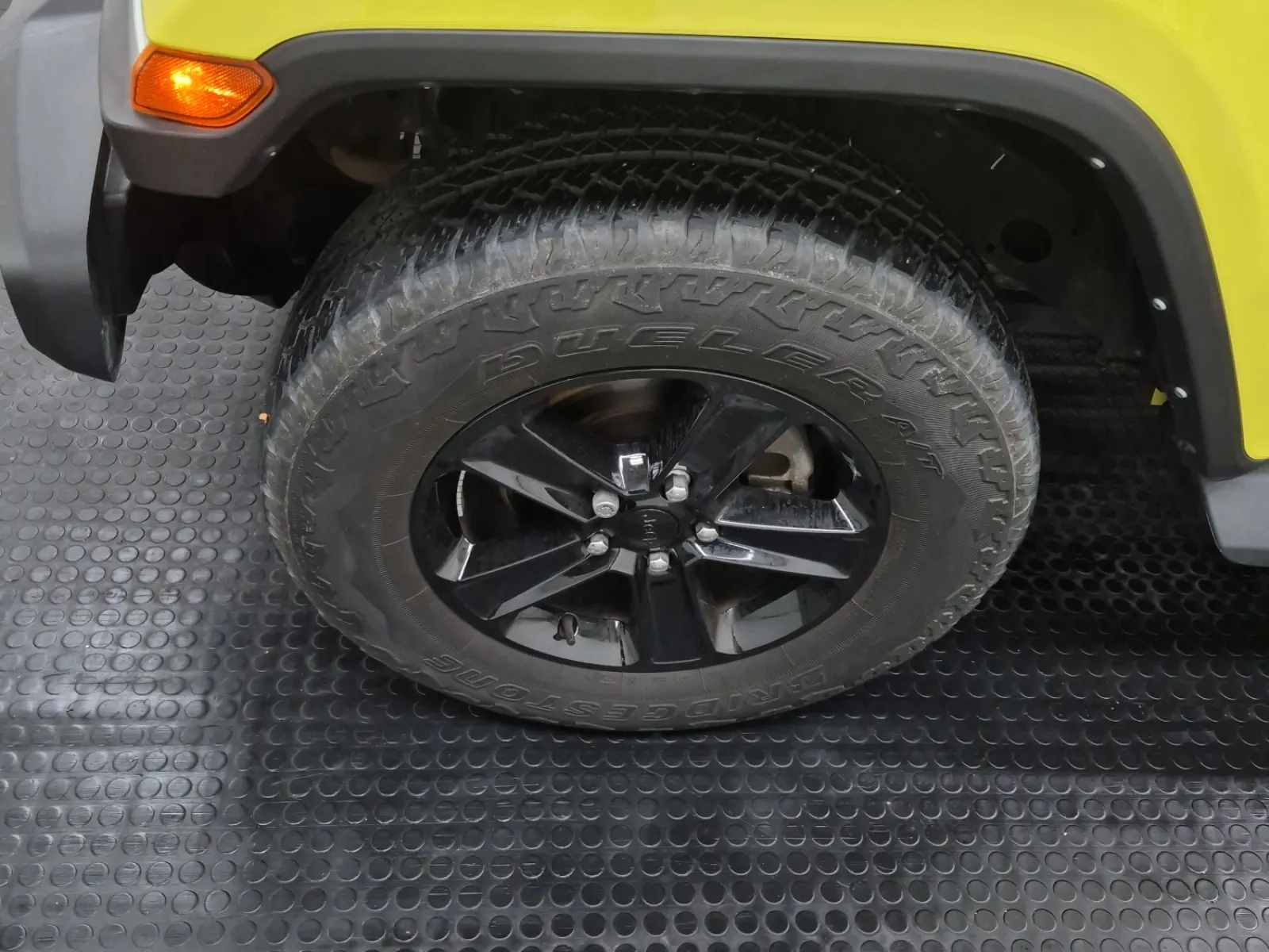 Front driver wheel/tire photo