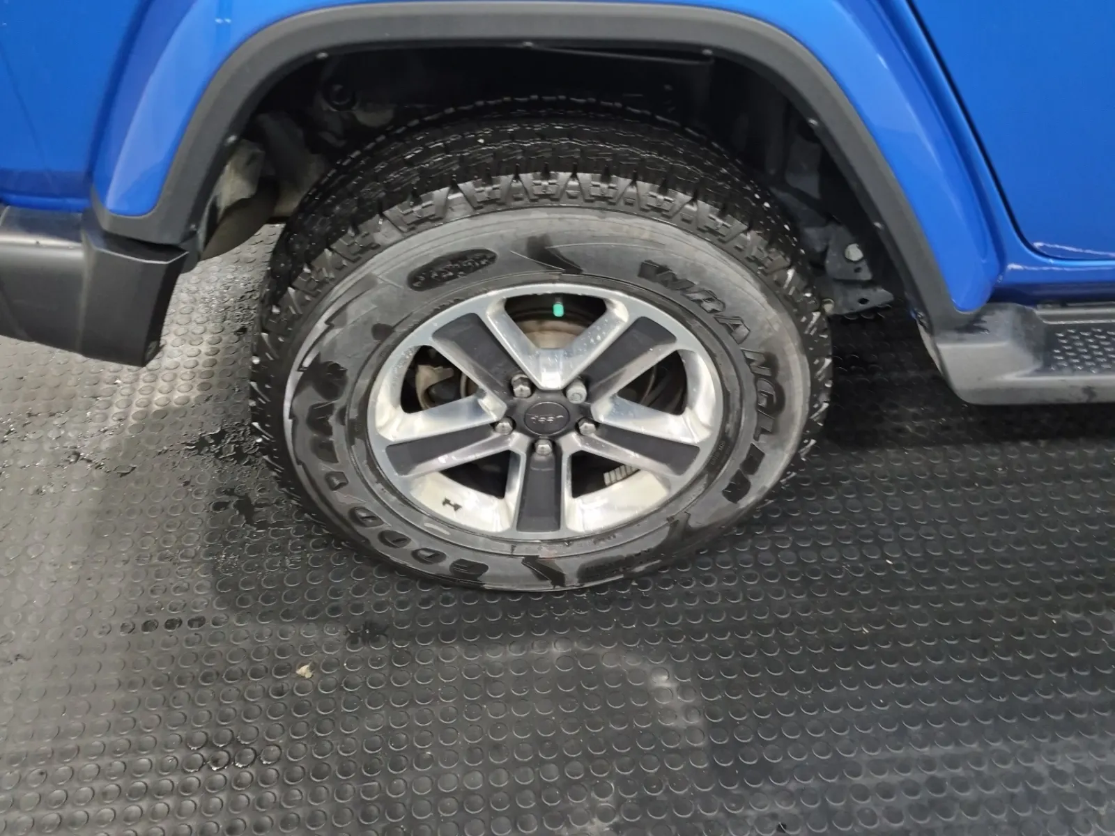 Right Rear Wheel/Tire Photo