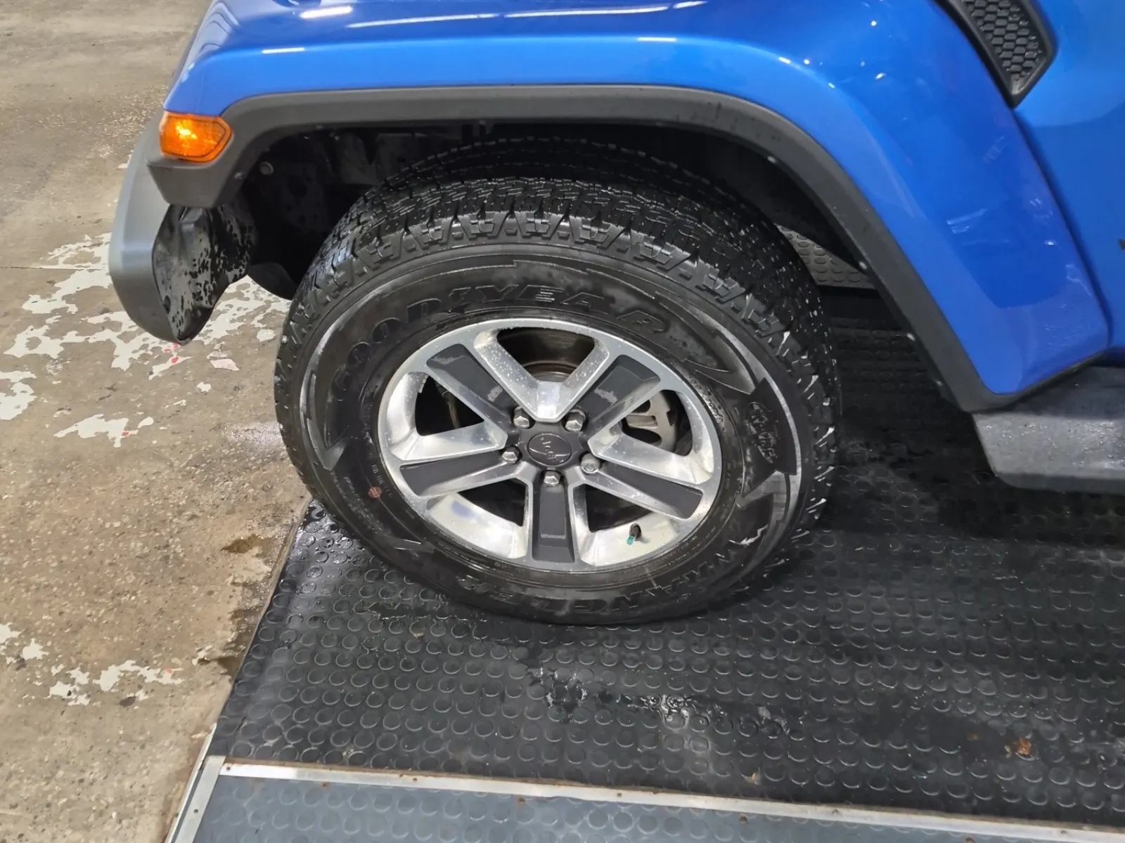 Front driver wheel/tire photo
