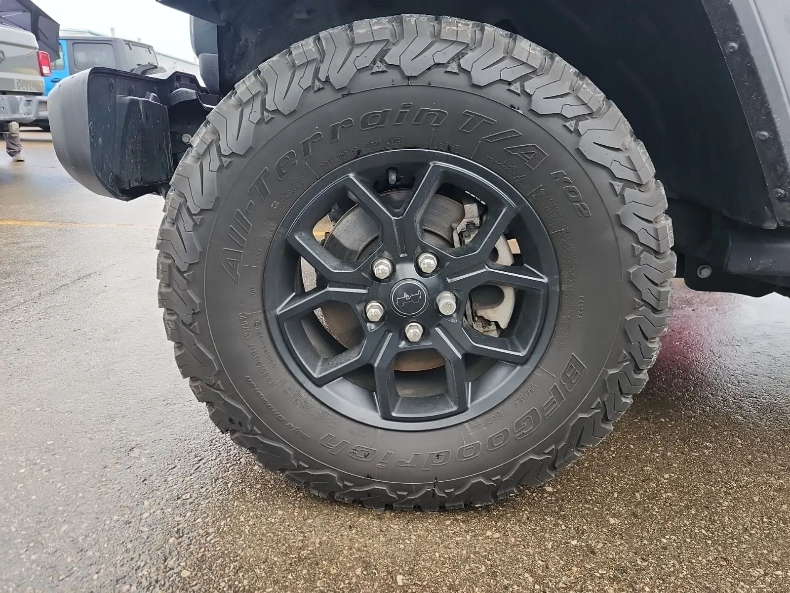 Front driver wheel/tire photo