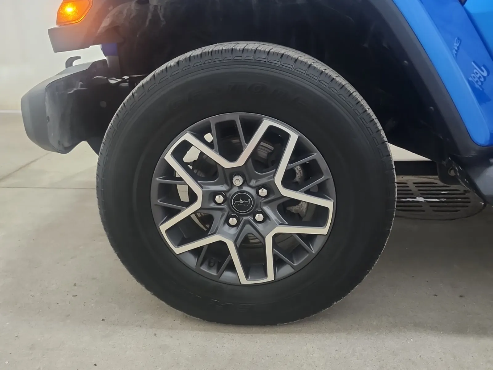 Front driver wheel/tire photo