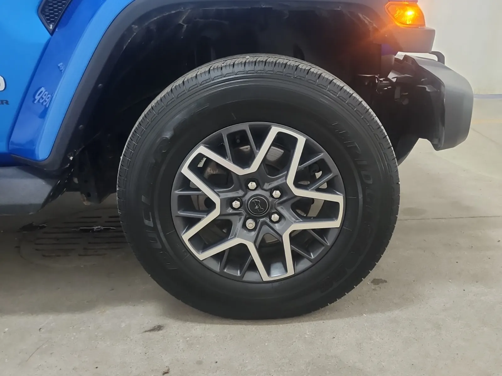 Right Front Wheel/Tire Photo