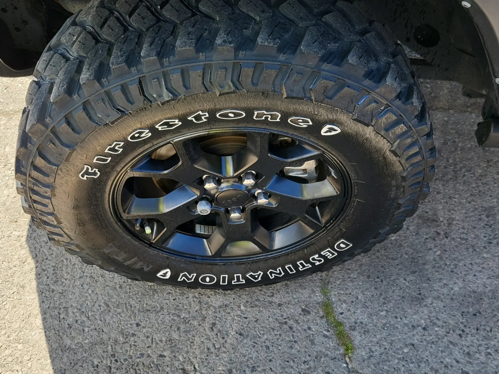 Front driver wheel/tire photo