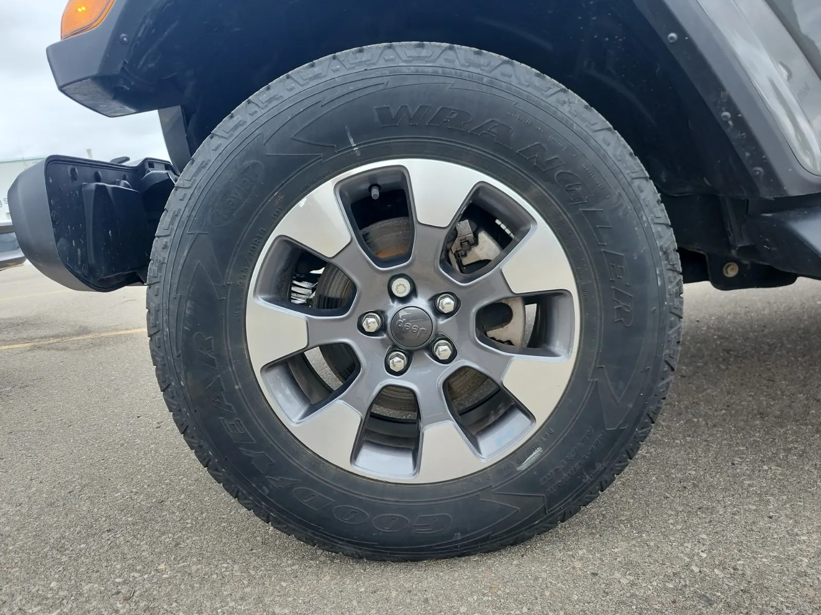 Front driver wheel/tire photo