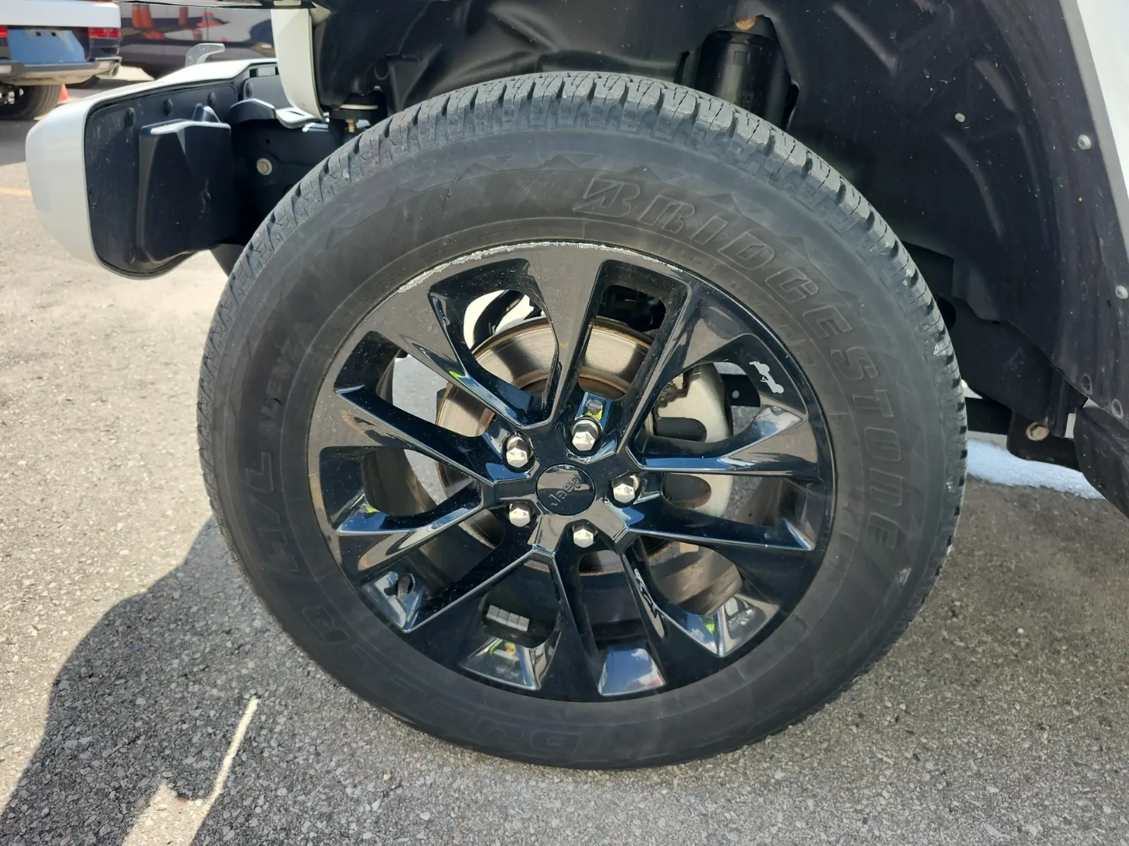 Front driver wheel/tire photo