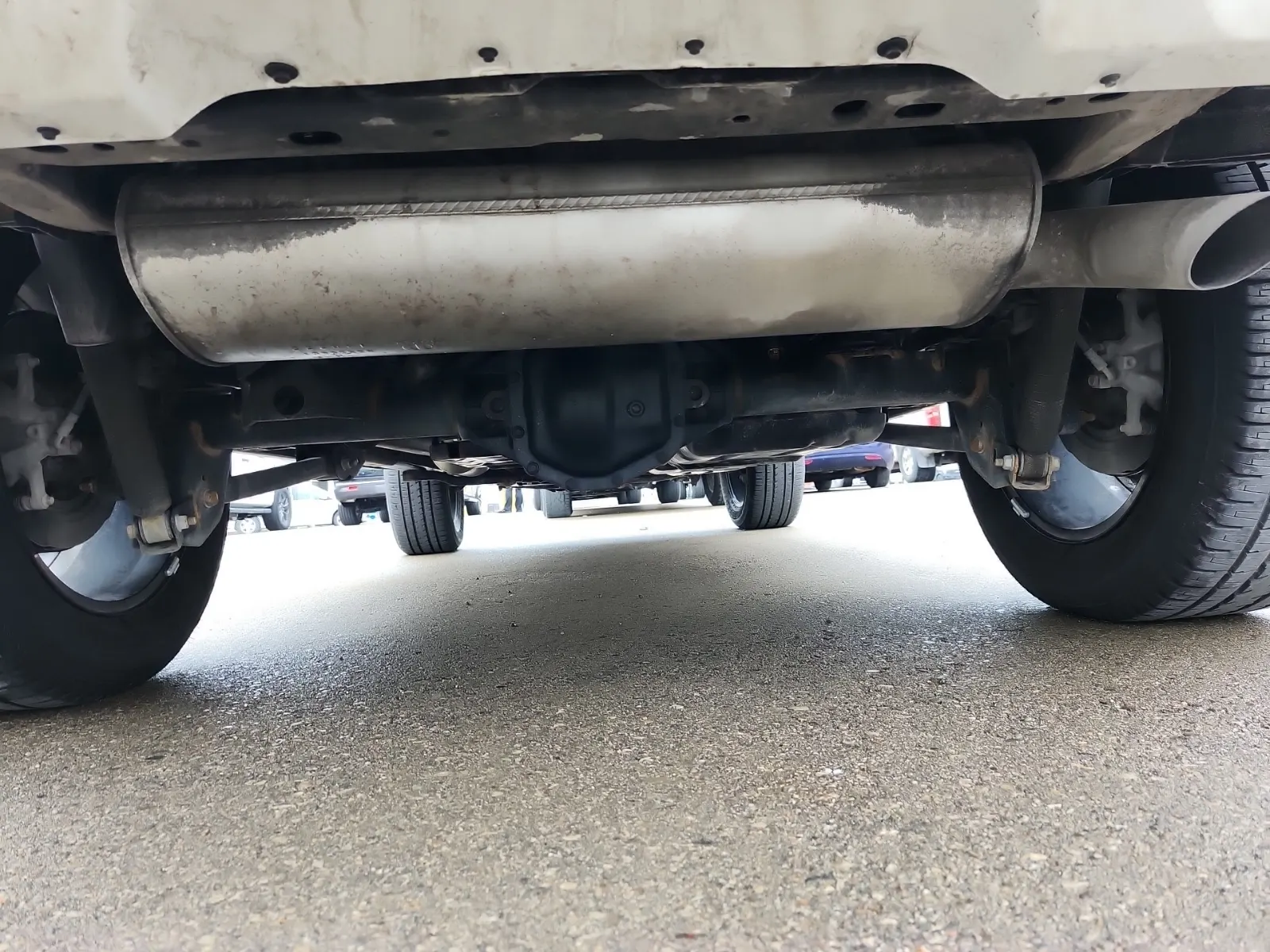 Undercarriage - Rear Photo