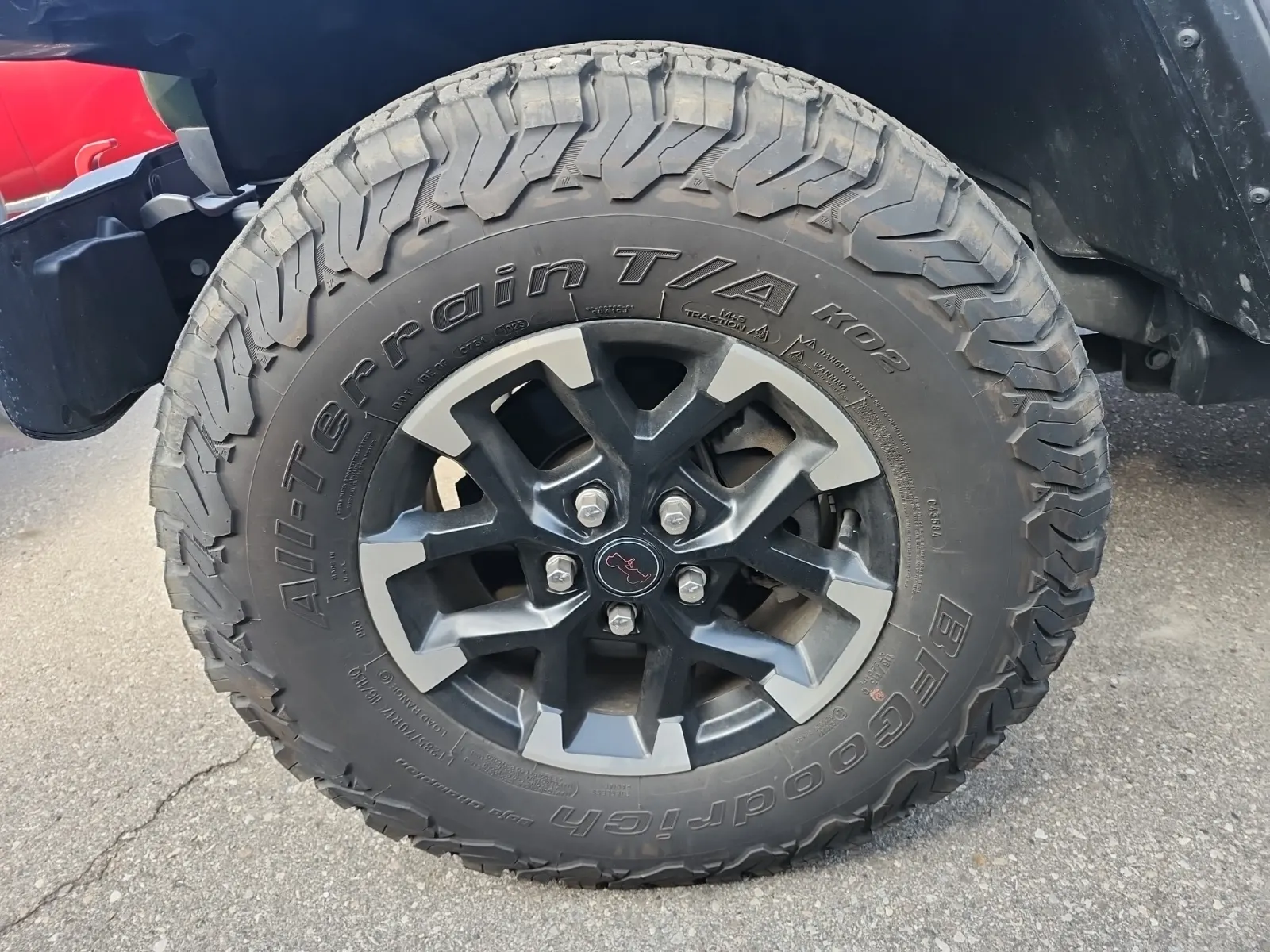 Front driver wheel/tire photo