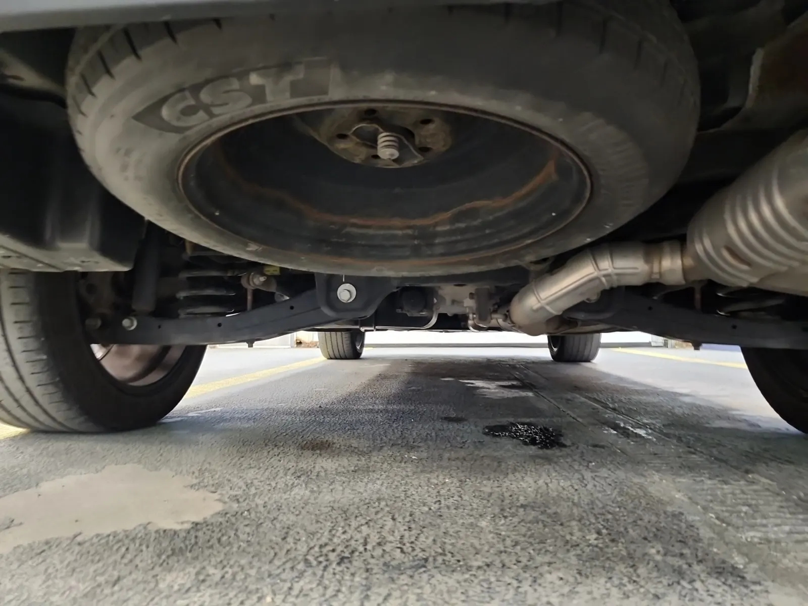 Undercarriage - Rear Photo